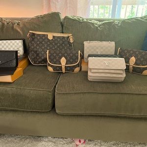 Beautiful LV bag. Price reflects authenticity. Dust bag included.